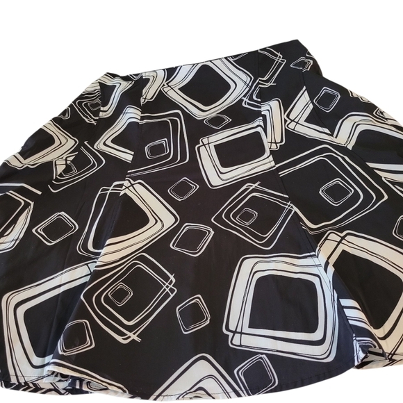 Womans Black & White Geometric Lined Swing Mini Skirt Size 14 - Picture 1 of 6